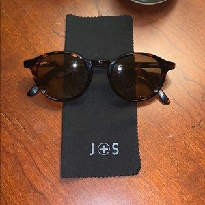 Round tortoise shell sunglasses
